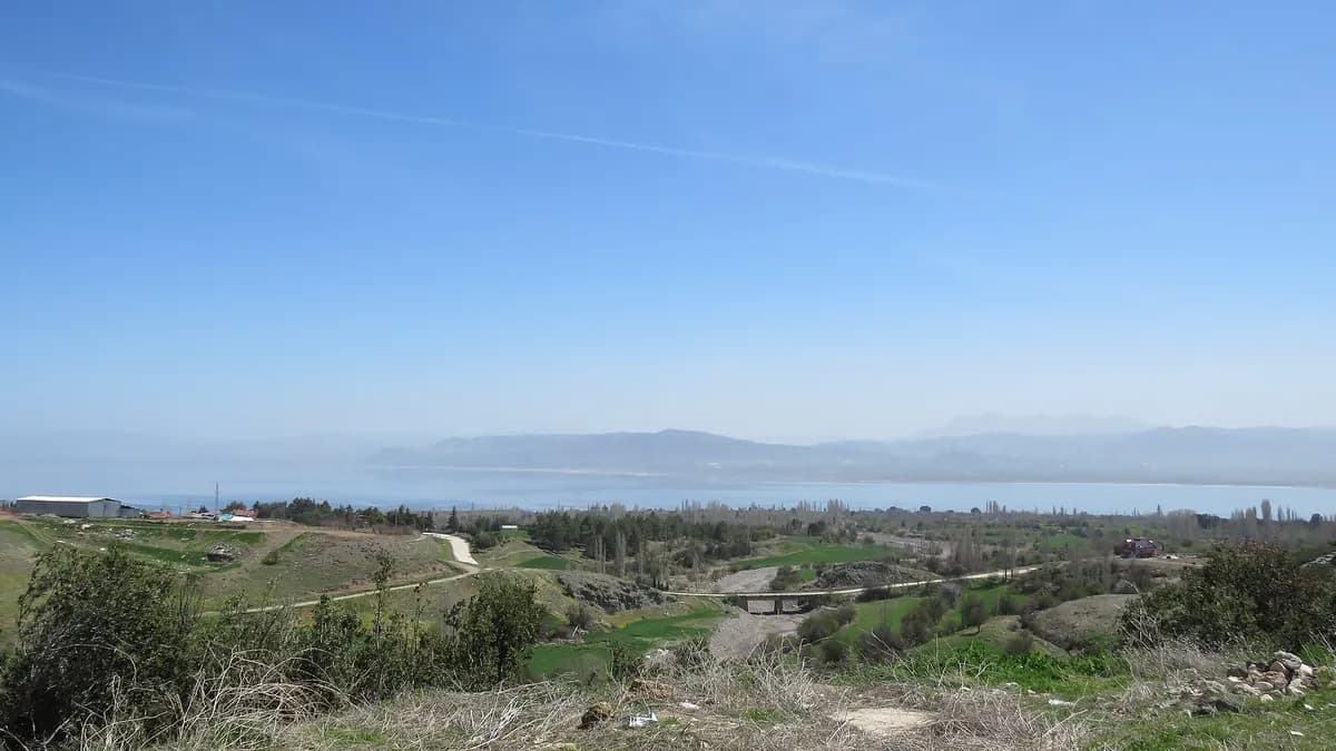 Kuzeybatıdan Burdur Gölü ve kıyısındaki tarlalar