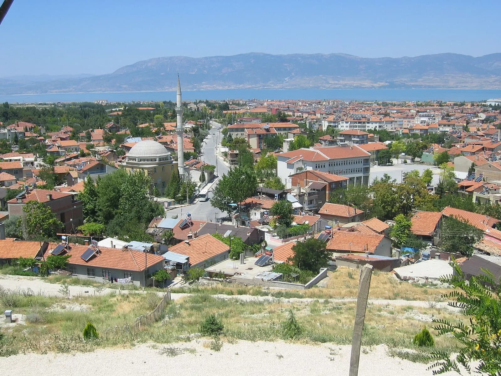 Burdur şehir merkezi, kiremit çatılı evler ve arka planda Burdur Gölü