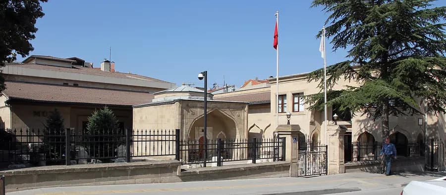 Burdur Müzesi giriş kapısı ve bahçesi