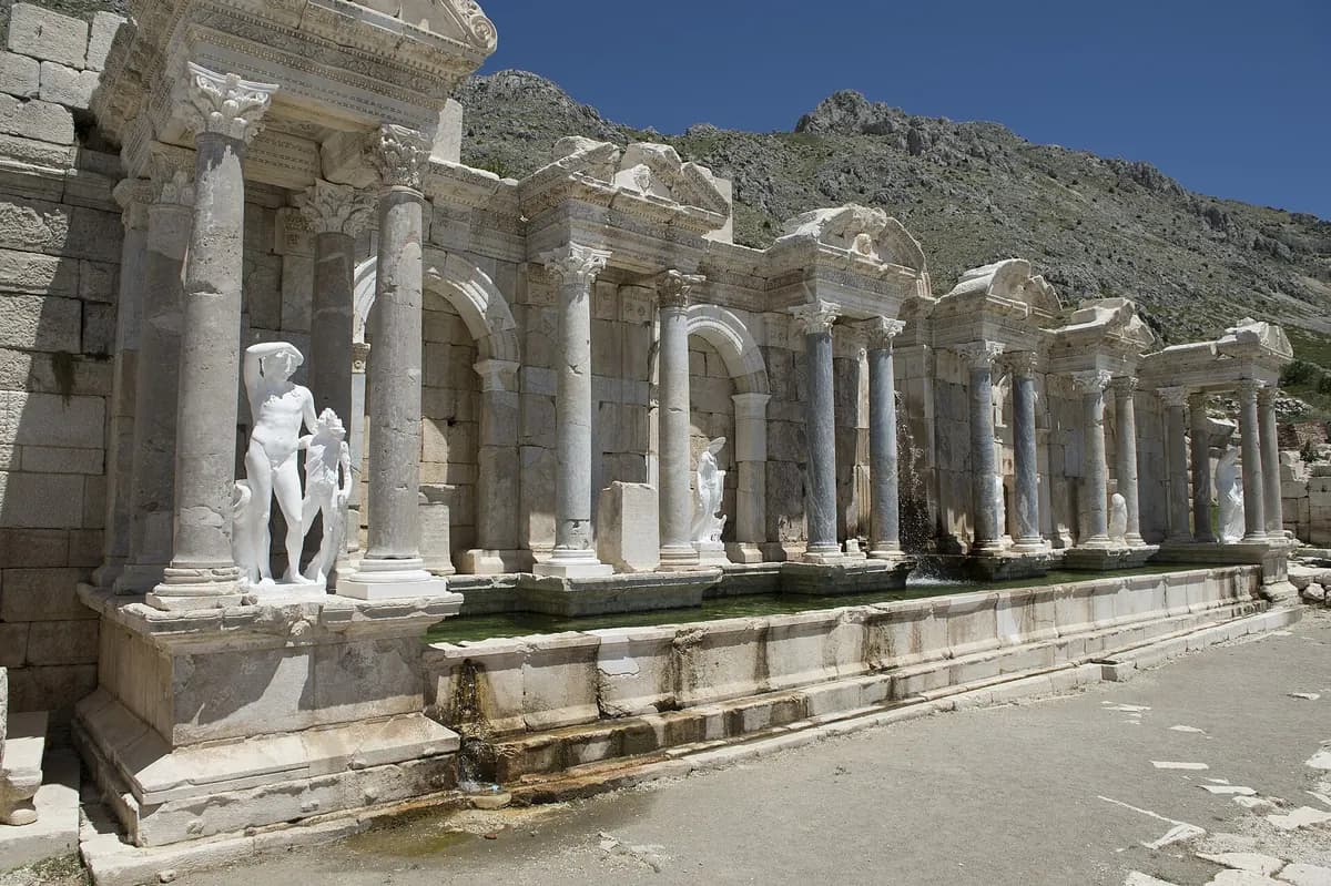 Sagalassos antik kenti, restore edilmiş Antoninler Çeşmesi ve heykelleri