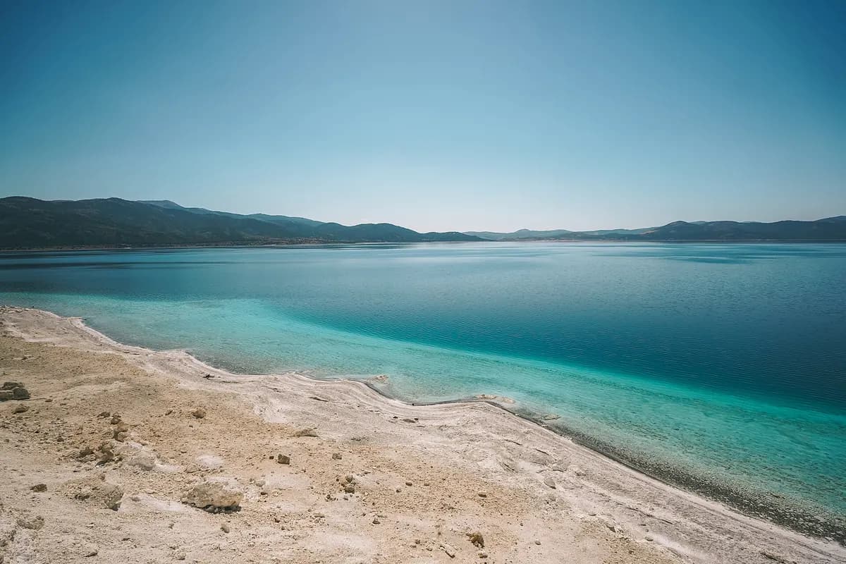 Salda Gölü'nün beyaz kıyısı ve turkuaz suyu