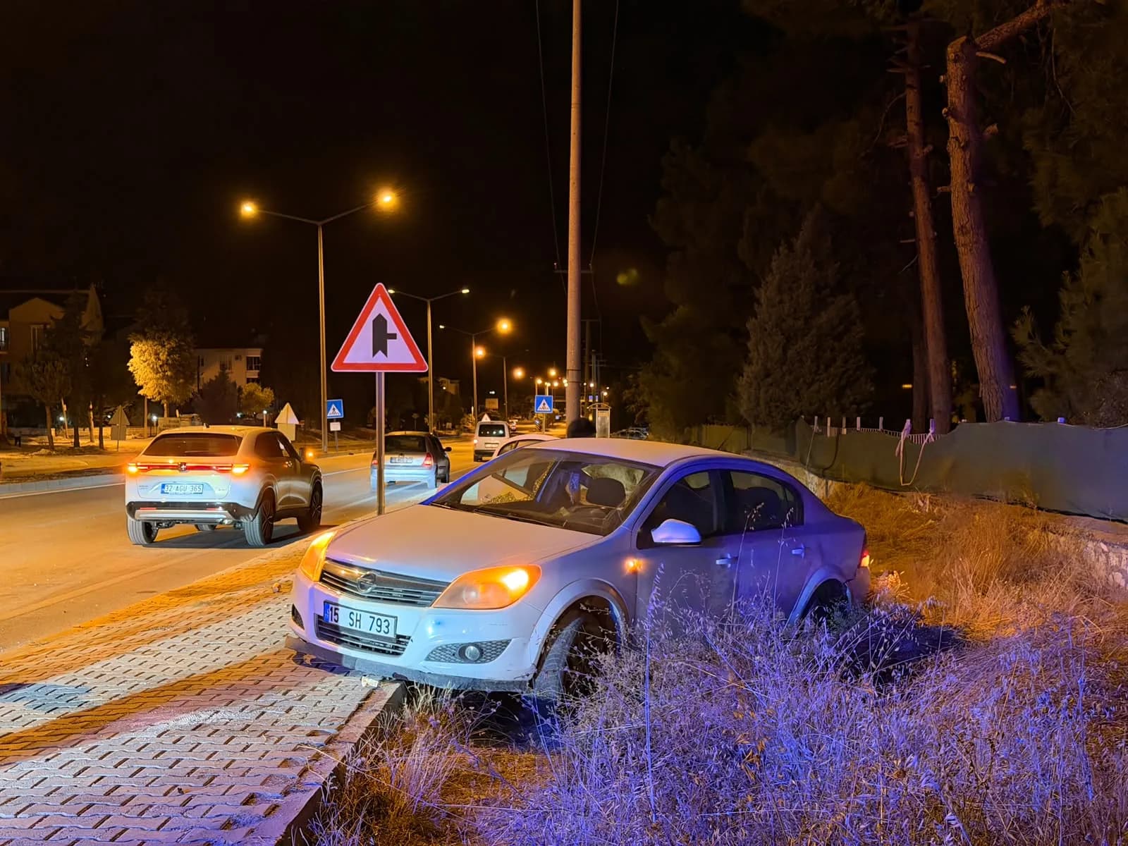 Burdur-Tefenni yolunda korkutan kaza: Araç 130 metreden fazla sürüklendi.