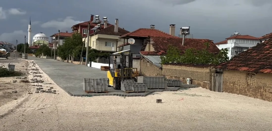 Karamanlı’da hizmet atağı: Yollar yenileniyor, otogar ve fırın projesinde çalışmalar hızlandı.