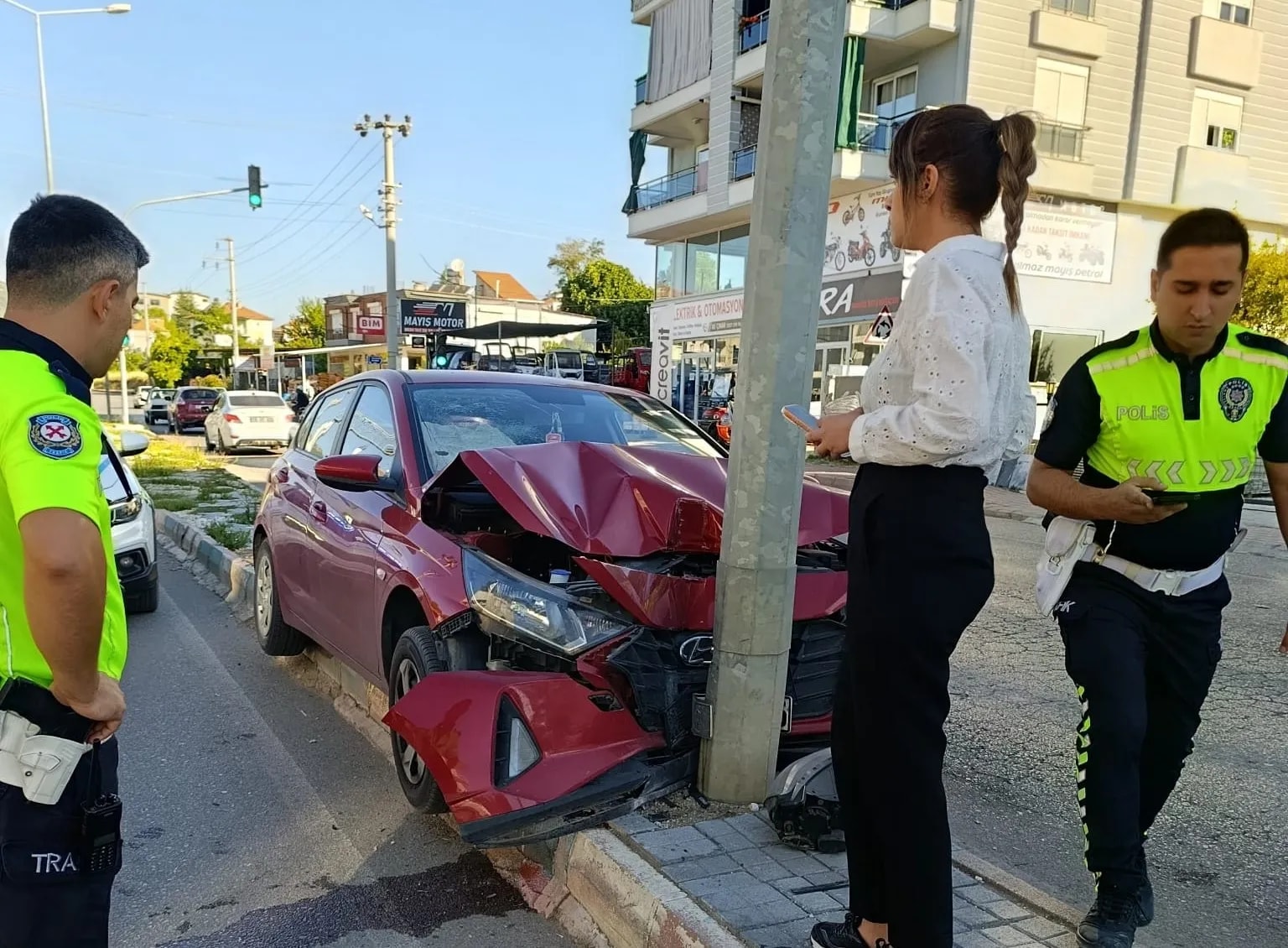 Otomobil orta refüje çıktı: Kazayı yara almadan atlattı.
