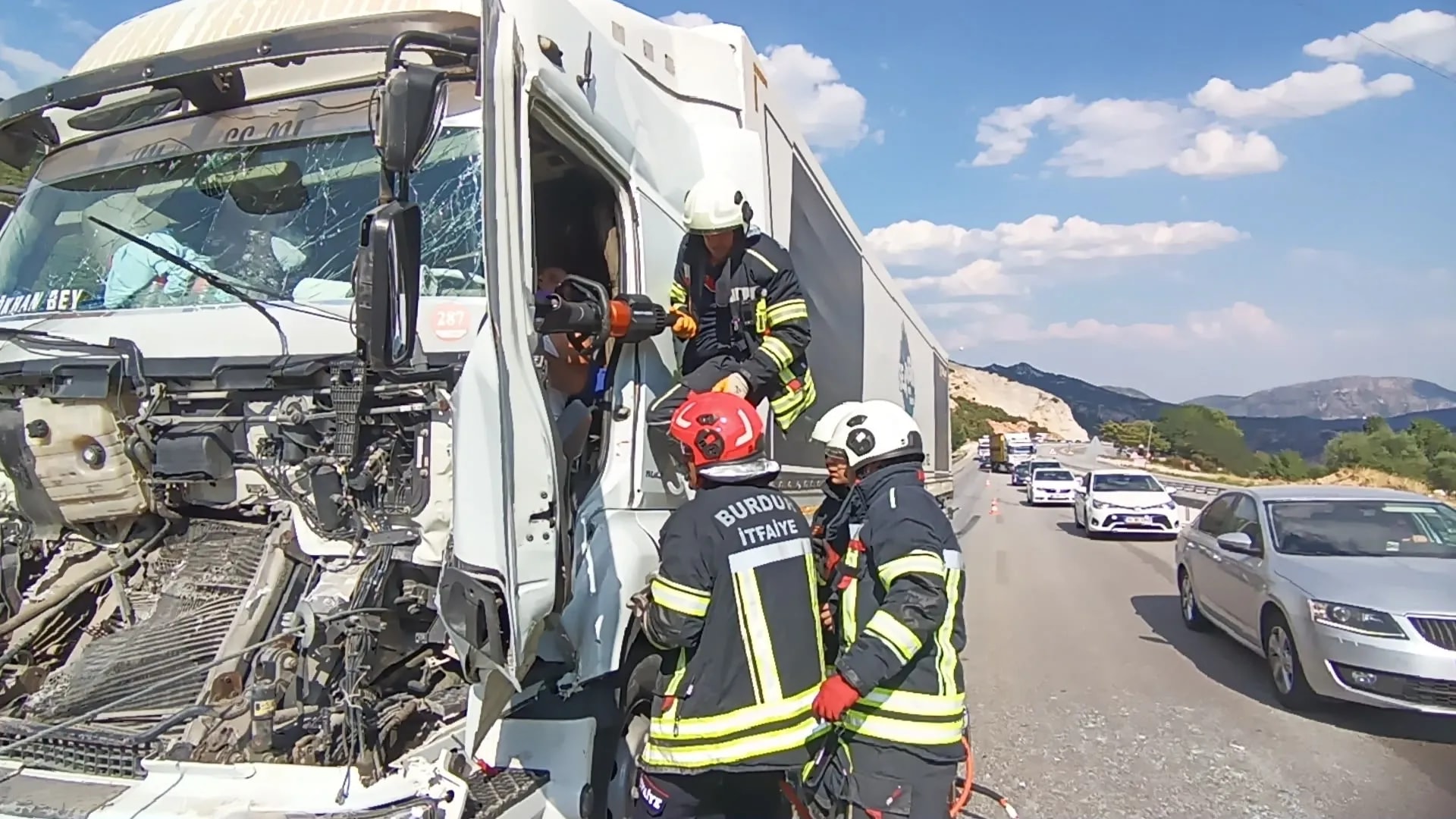 Burdur-Antalya Yolunda Feci Kaza! TIR Sürücüsü Kabinde Sıkıştı.