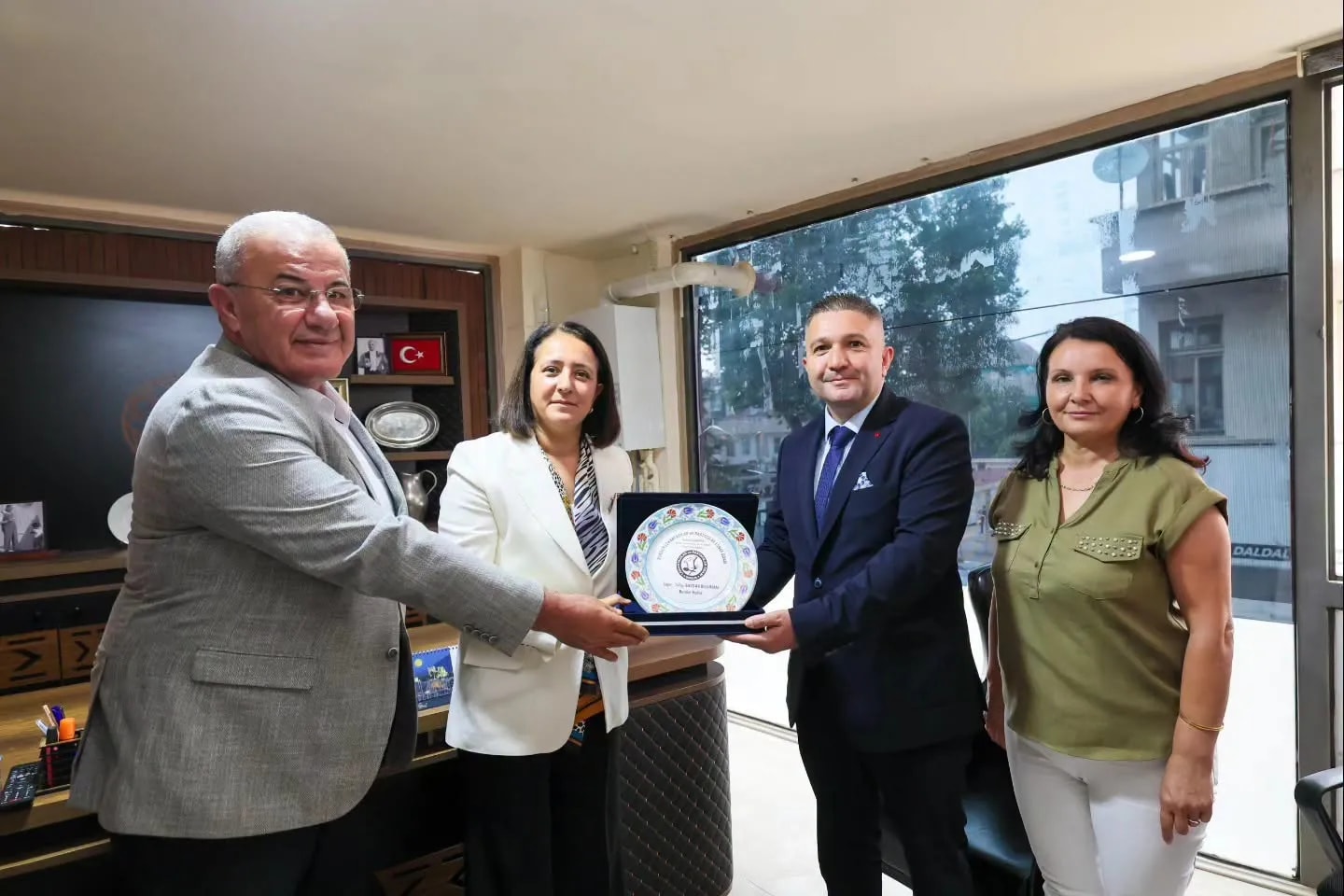 Vali Bilgihan Sahaya İndi: Burdur Esnafının Taleplerini Dinledi.