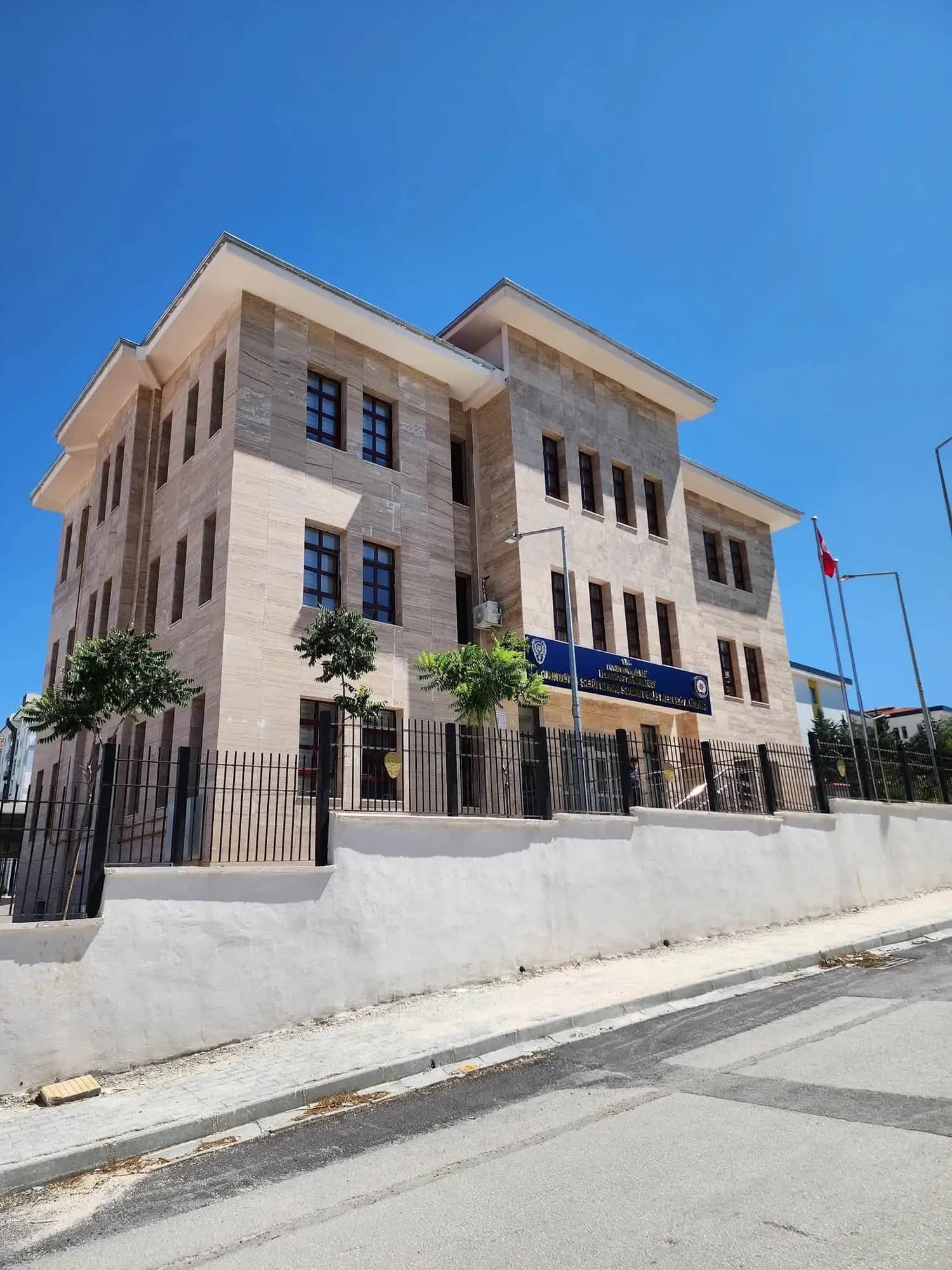 Burdur’da Polis Merkezinin Adresi Değişti! Cumhuriyet Şehit Kemal Sunar Yeni Yerinde Hizmette.