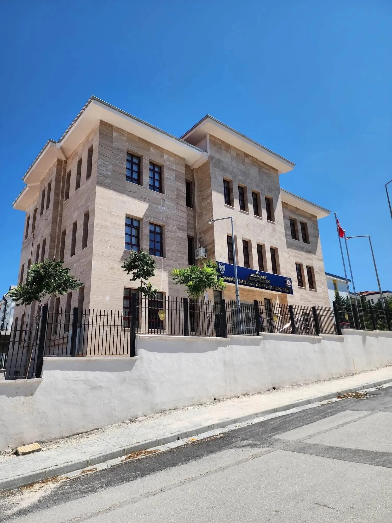 Burdur’da Polis Merkezinin Adresi Değişti! Cumhuriyet Şehit Kemal Sunar Yeni Yerinde Hizmette.