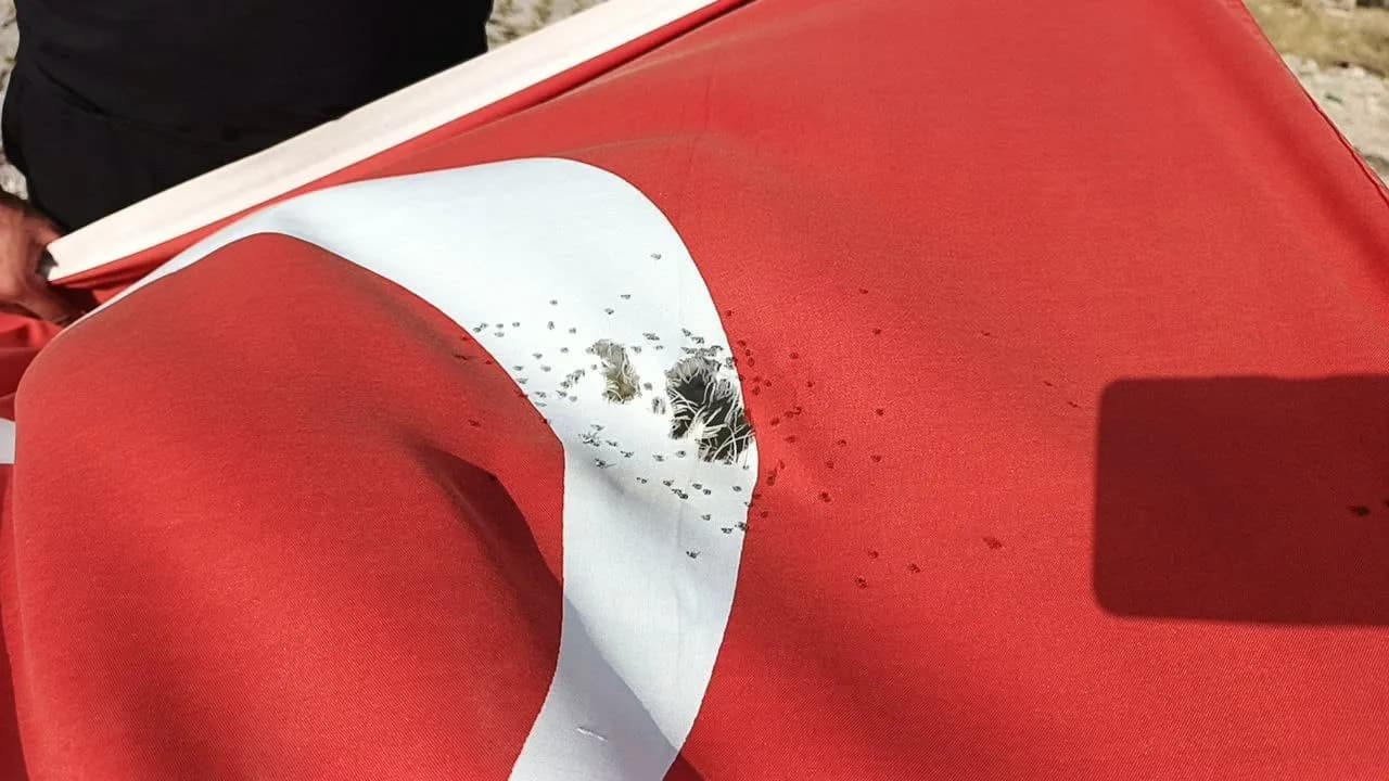 Burdur’da Türk Bayrağı’na Tüfekle Ateş Ettiler!