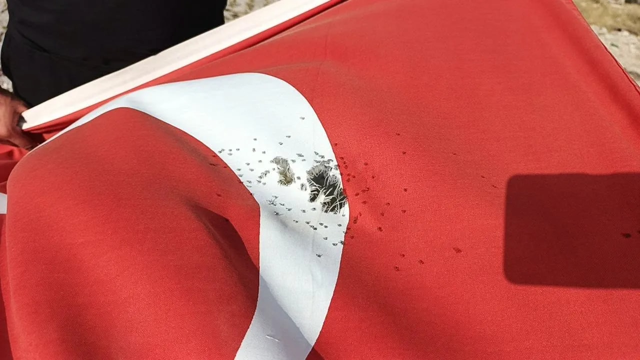 Burdur’da Türk Bayrağı’na Tüfekle Ateş Ettiler!