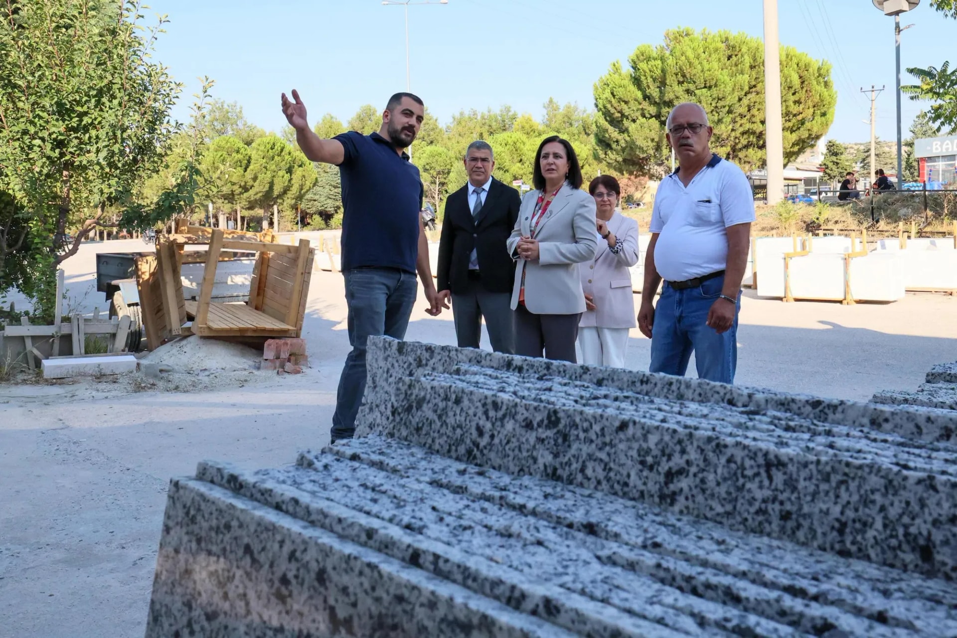 Vali Bilgihan, Yeni Sanayi ve Oto Galericiler Sitesi Esnafını Ziyaret Etti.
