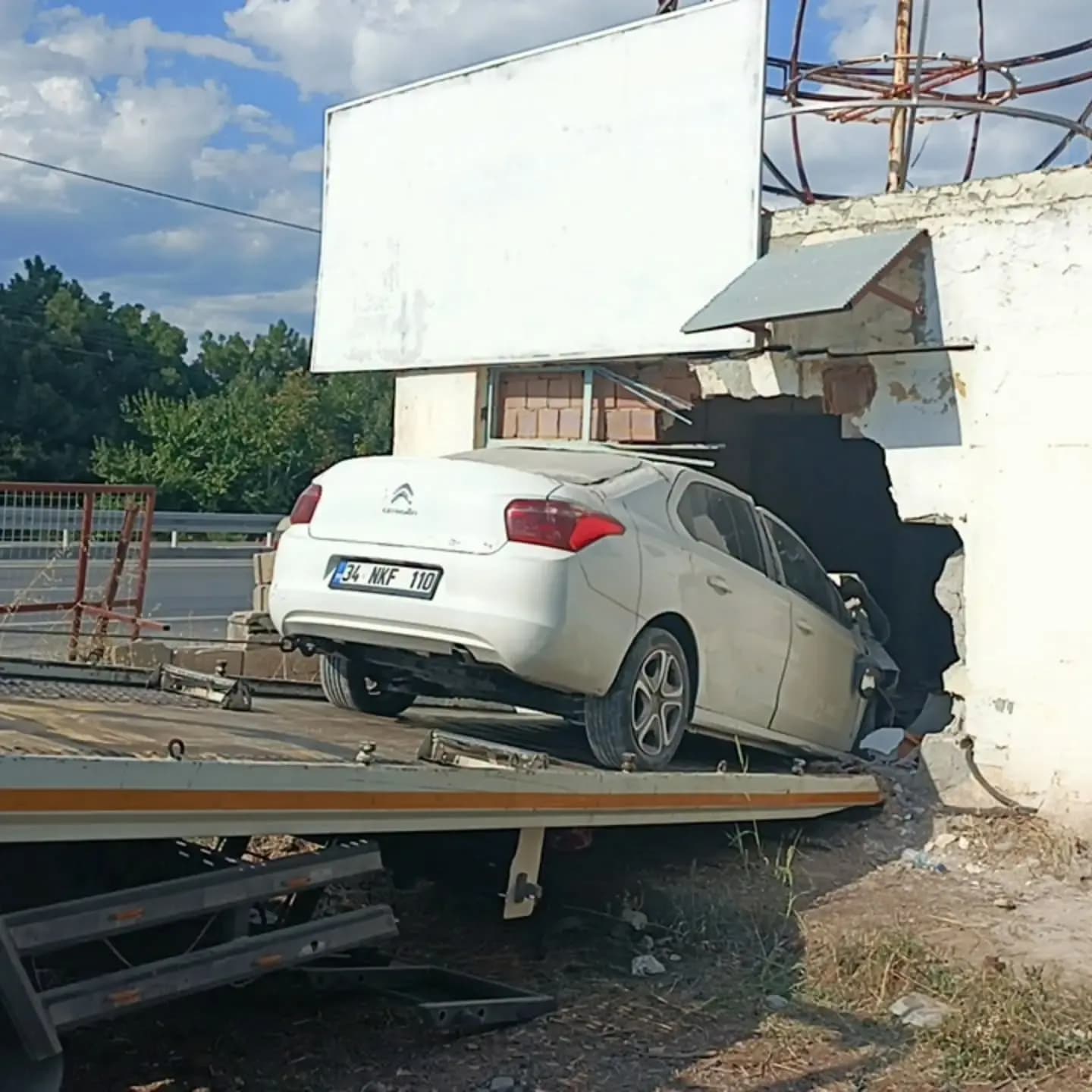 Burdur’da Feci Kaza: Otomobil Şenbirlik Tesisleri’ndeki Depoya Girdi, 3 Yaralı.