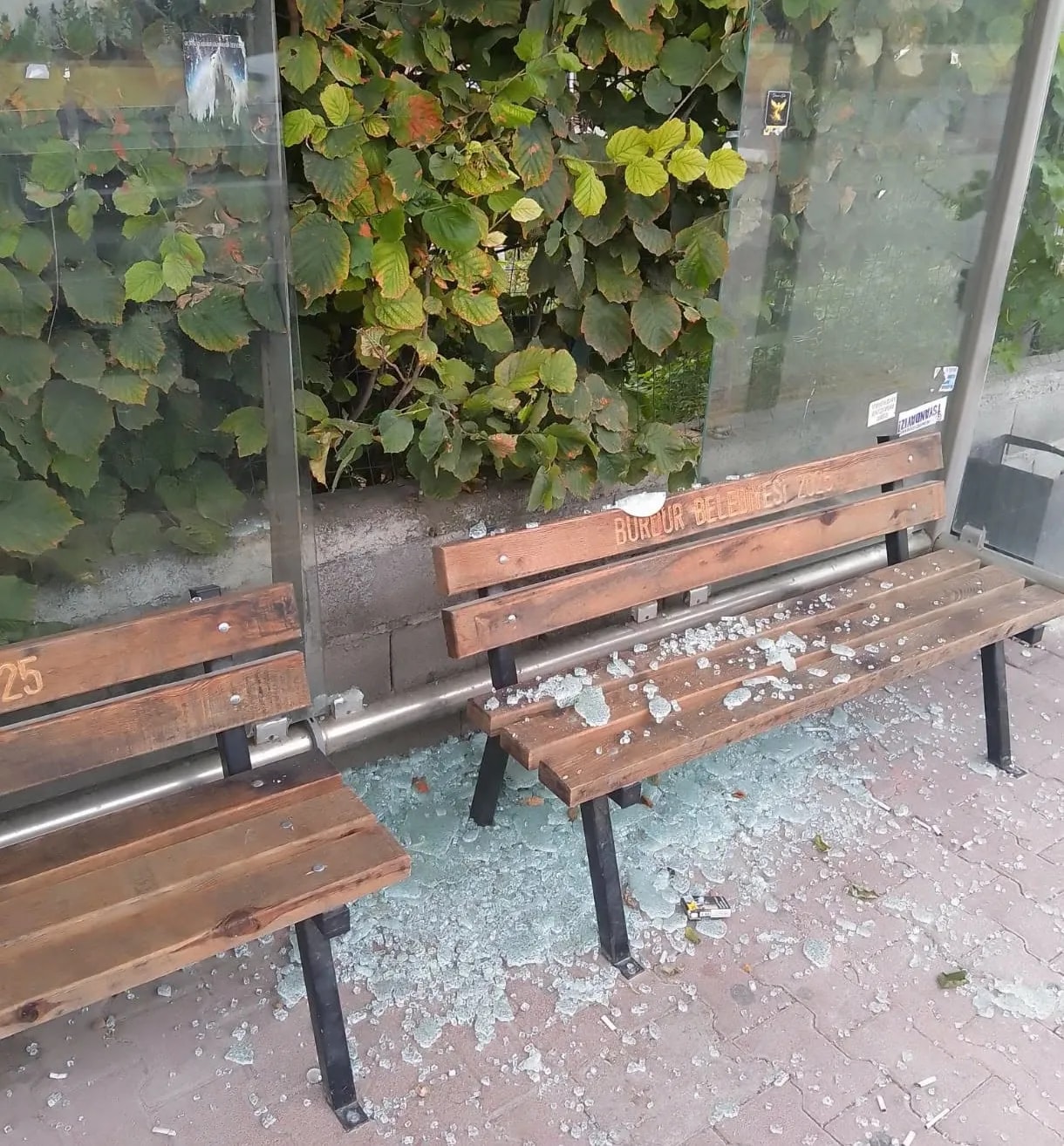 Burdur Belediyesi’nden tepki: “Biz yapıyoruz, siz kırıyorsunuz…”