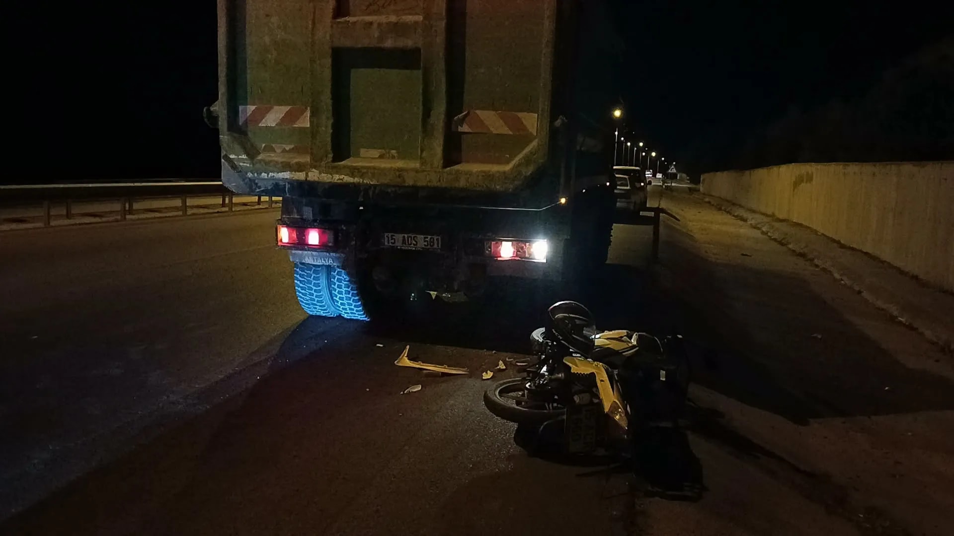 Burdur-Antalya yolunda kaza: Motosiklet kamyona arkadan çarptı.