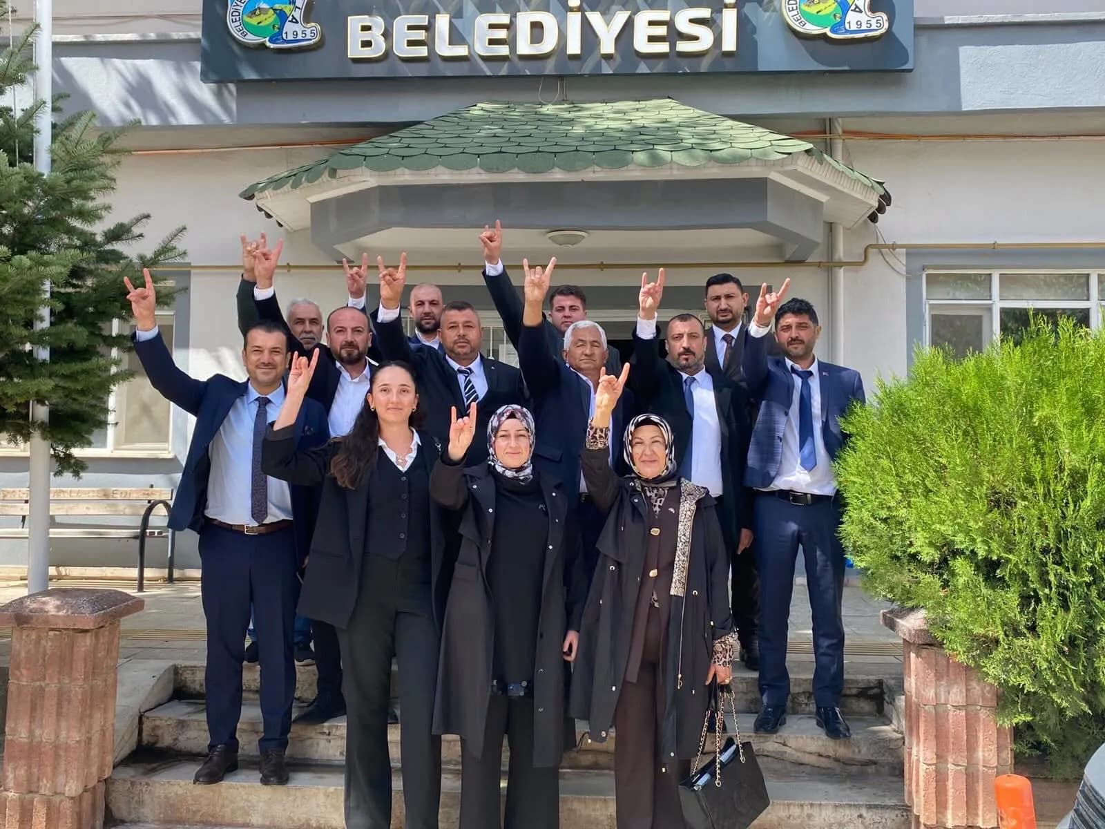 Gün talimat verdi MHP Teşkilatı 2 Günde 11 İlçe ve 5 Belediyede Sahaya İndi.