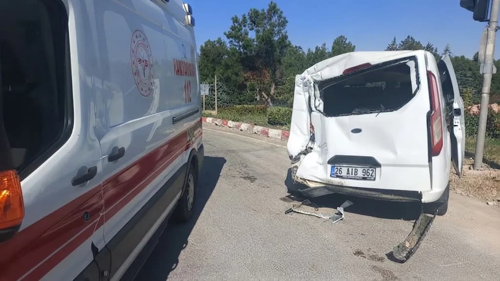 Kırmızı ışıkta bekleyen minibüse kamyon çarptı, 4 yaralı.
