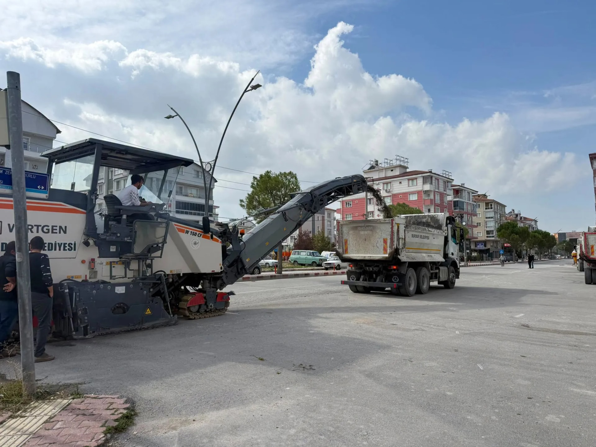 Burdur’da Asfalt Seferberliği: İbrahim Zeki Burdurlu Caddesi’nde Çalışmalar Başladı.