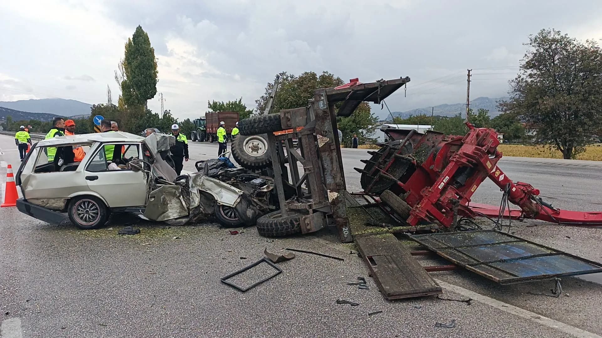 BURDUR’DA FECİ KAZA! OTOMOBİL RÖMORKA ÇARPTI, SÜRÜCÜ YARALANDI.