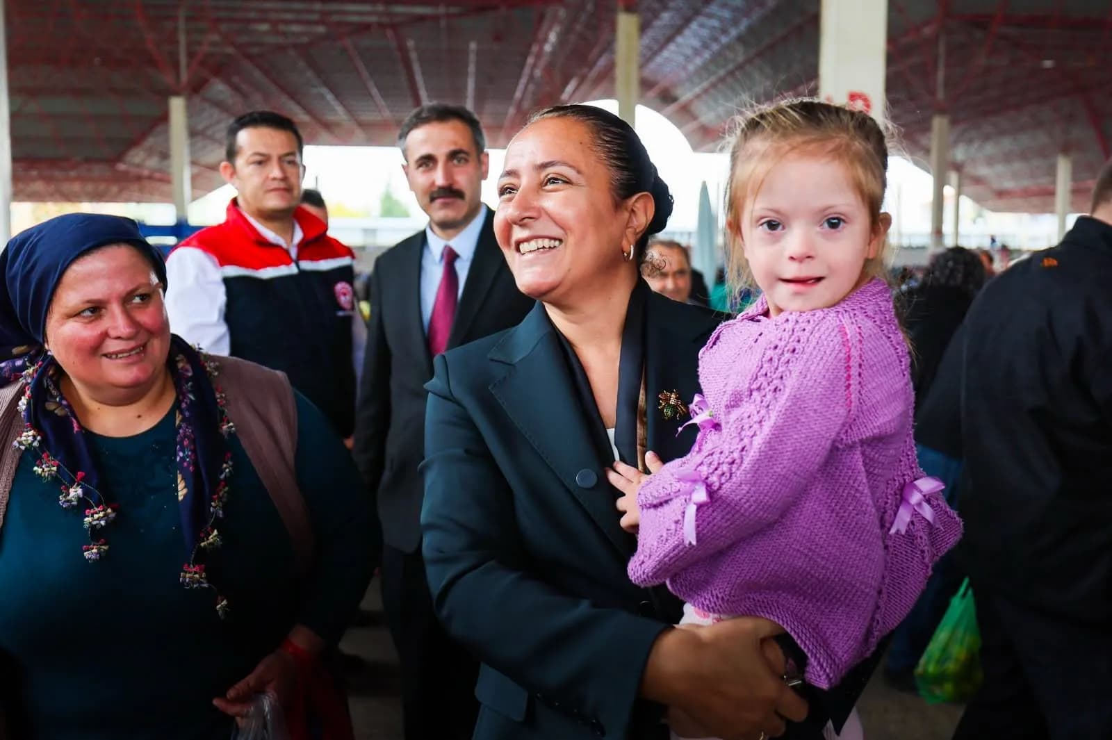 GÖRENİN YÜZÜ GÜLÜYOR , DERDİ,TASAYI UNUTUP DEVLETİNE SARILIYOR !