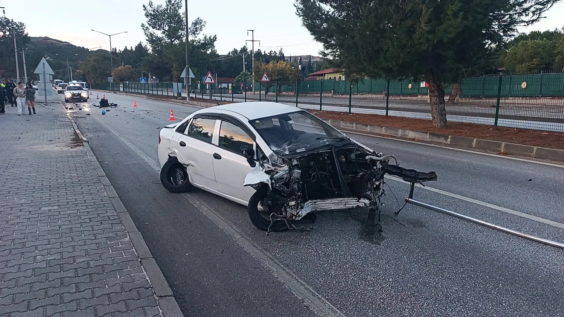 Burdur’da Korkunç Kaza! Otomobil İş Yerine Çarptı, Motoru Yola Fırladı