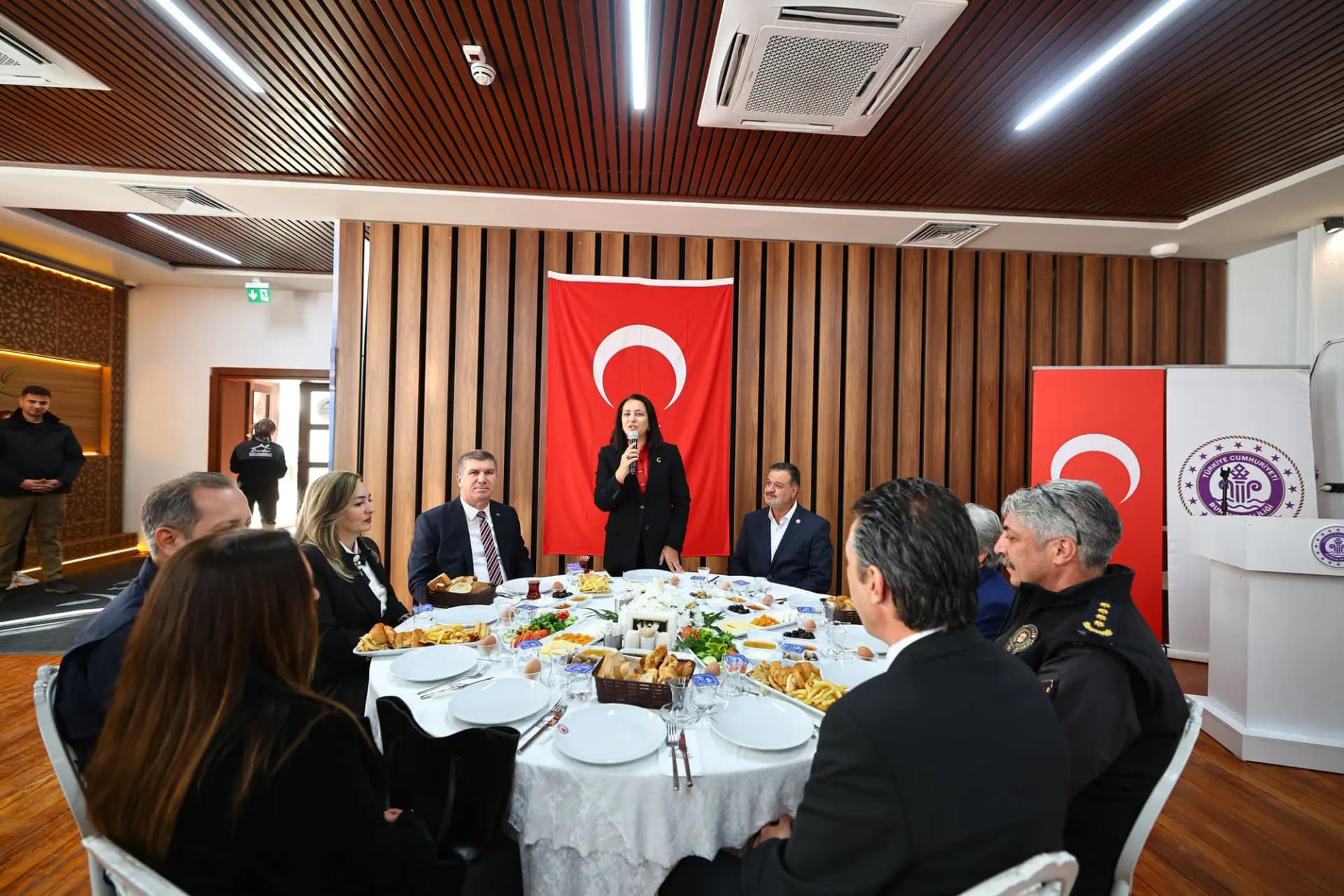 Vali Bilgihan, Burdur’un Muhtarlarıyla Bir Araya Geldi.
