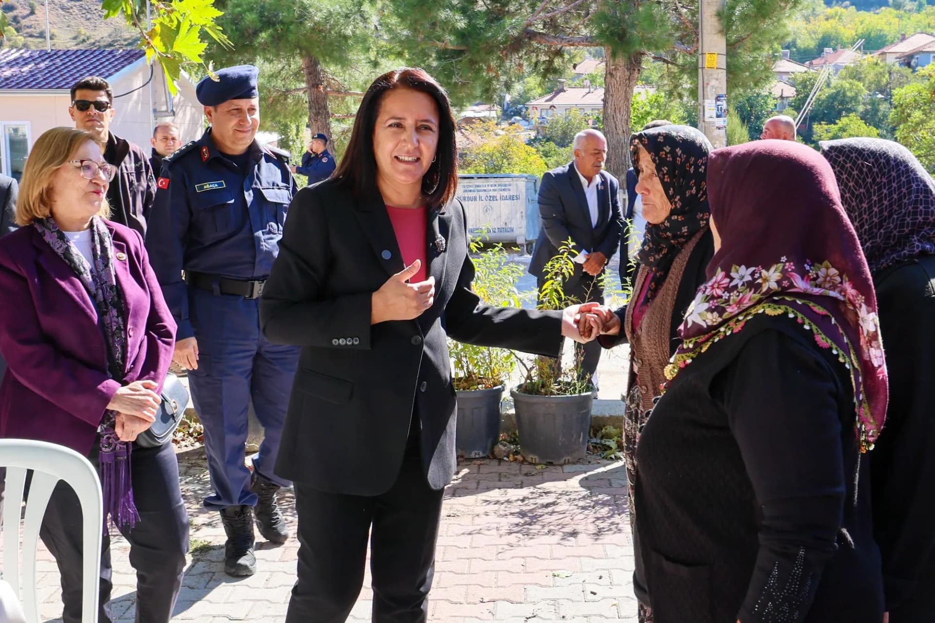Kağıtlara not etmek yerine , halkın gönlüne iz bırakan Vali Kayaaltı Köyü’nde: Çocuklarla, Kadınlarla ve Gazilerle Bir Araya Geldi.