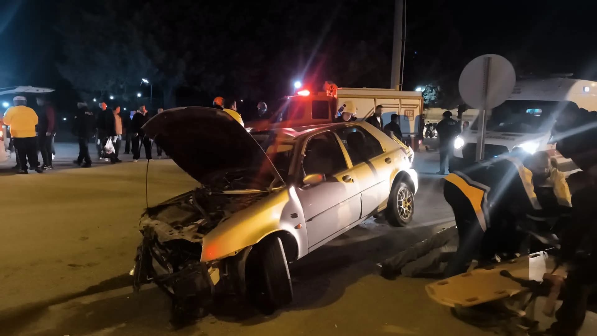 BURDUR’DA KIRMIZI IŞIK İDDİASIYLA KAZA! 2.22 PROMİL ALKOLLÜ SÜRÜCÜ 3 KİŞİYİ YARALADI.