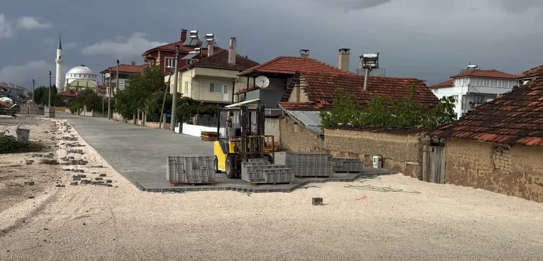 Karamanlı’da hizmet atağı: Yollar yenileniyor, otogar ve fırın projesinde çalışmalar hızlandı.