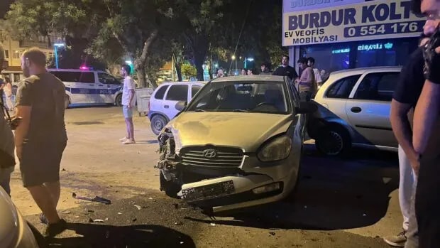 Burdur’da Gece Yarısı Kaza: Otomobil Park Halindeki 4 Araca Çarptı, 2 Yaralı.