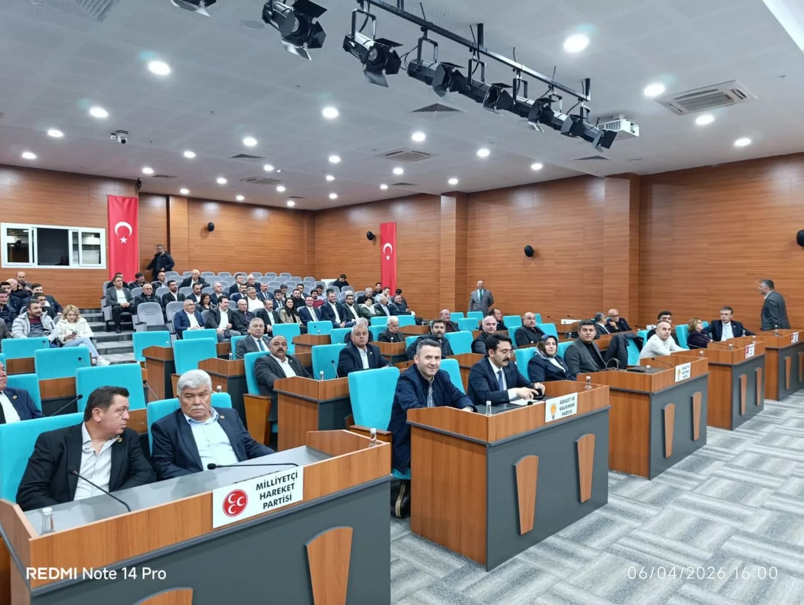 İl Genel Meclisi’nde beklenen oldu! YENİ Parti’ye geçen üyelerin yerine CHP’li isimler seçildi.