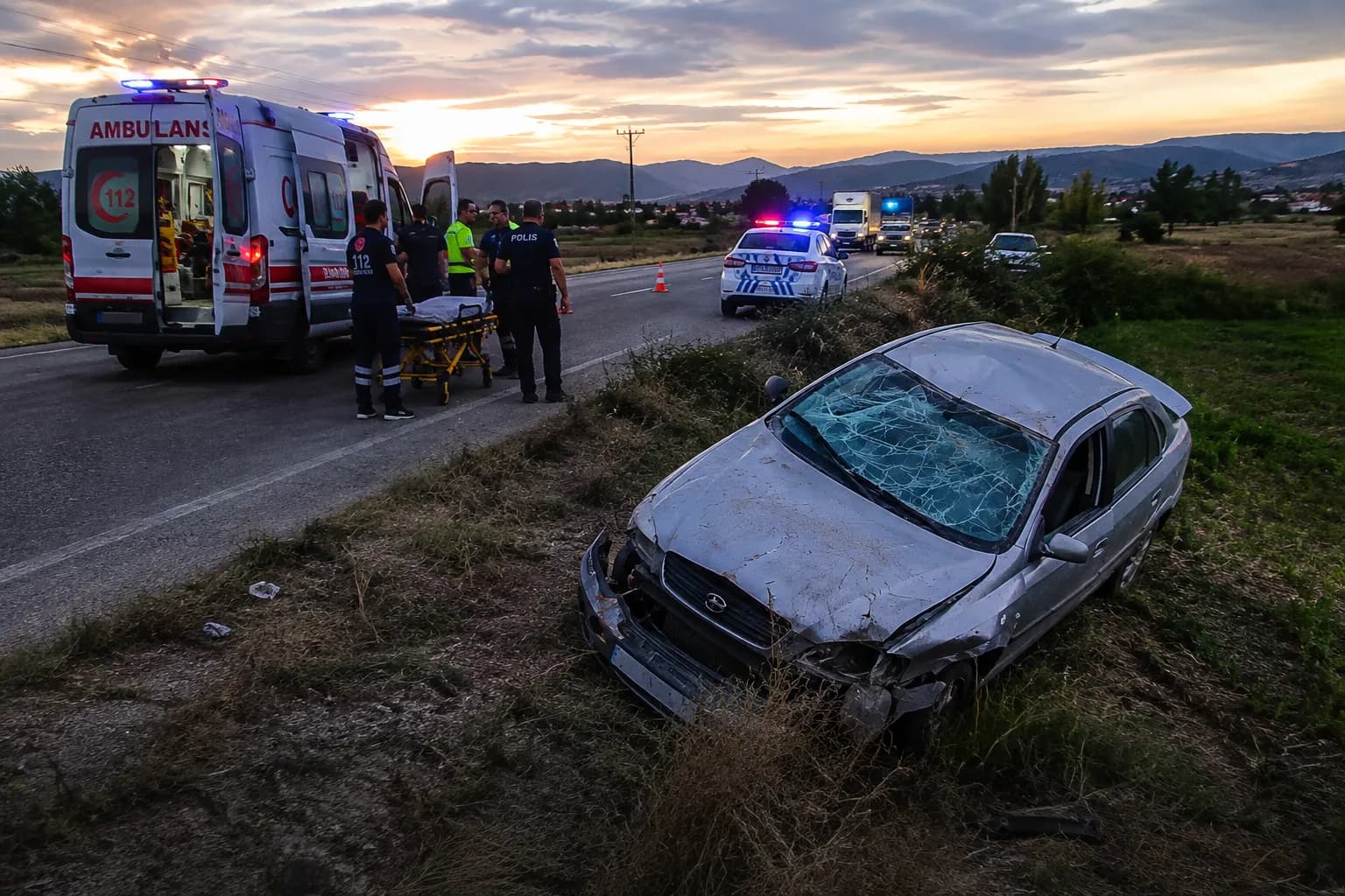 Burdur'da korkutan kaza: Otomobil tarlaya uçtu , 4 kişi yaralandı.