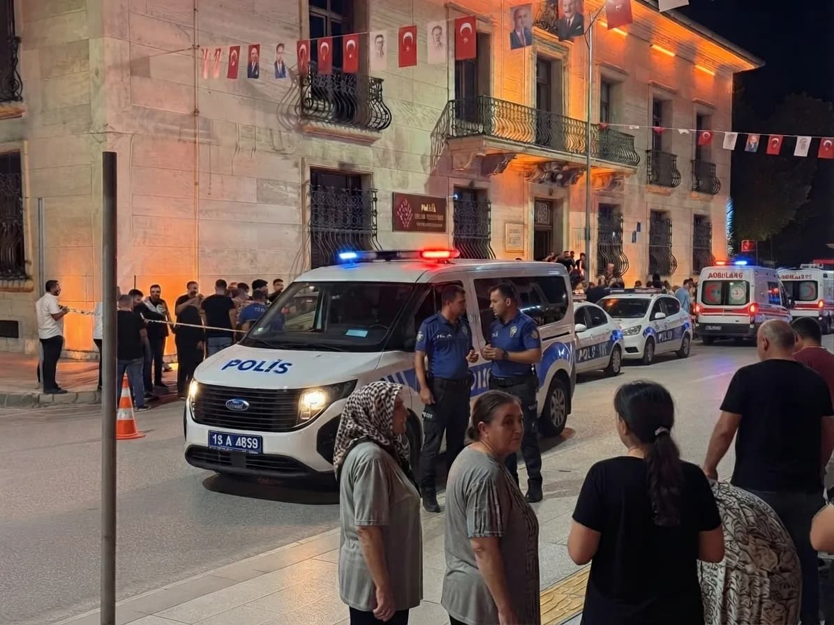 Cumhuriyet Meydanı’nda geceyi hareketlendiren kavga.