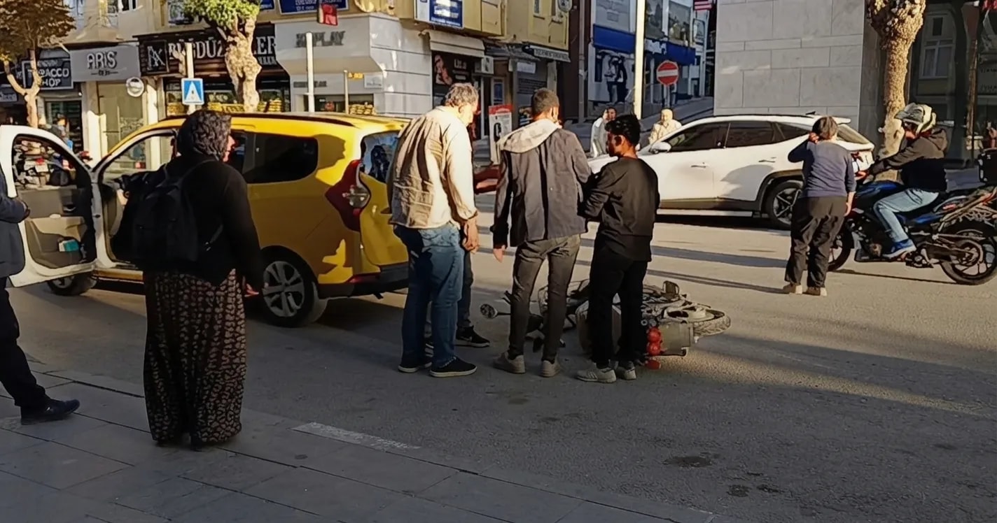 BURDUR GAZİ CADDESİ’NDE KAZA! TAKSİ İLE ELEKTRİKLİ BİSİKLET ÇARPIŞTI.