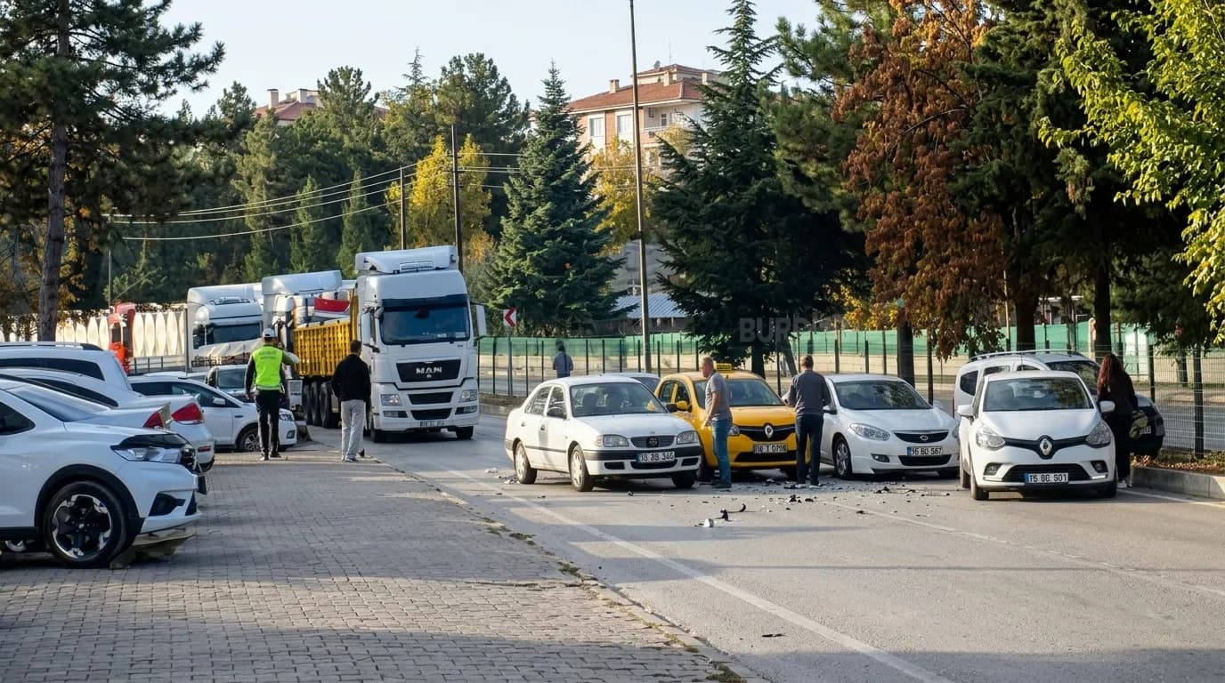 BURDUR’DA ZİNCİRLEME KAZA! ALAY NİZAMİYESİ KARŞISINDA 5 ARAÇ ÇARPIŞTI