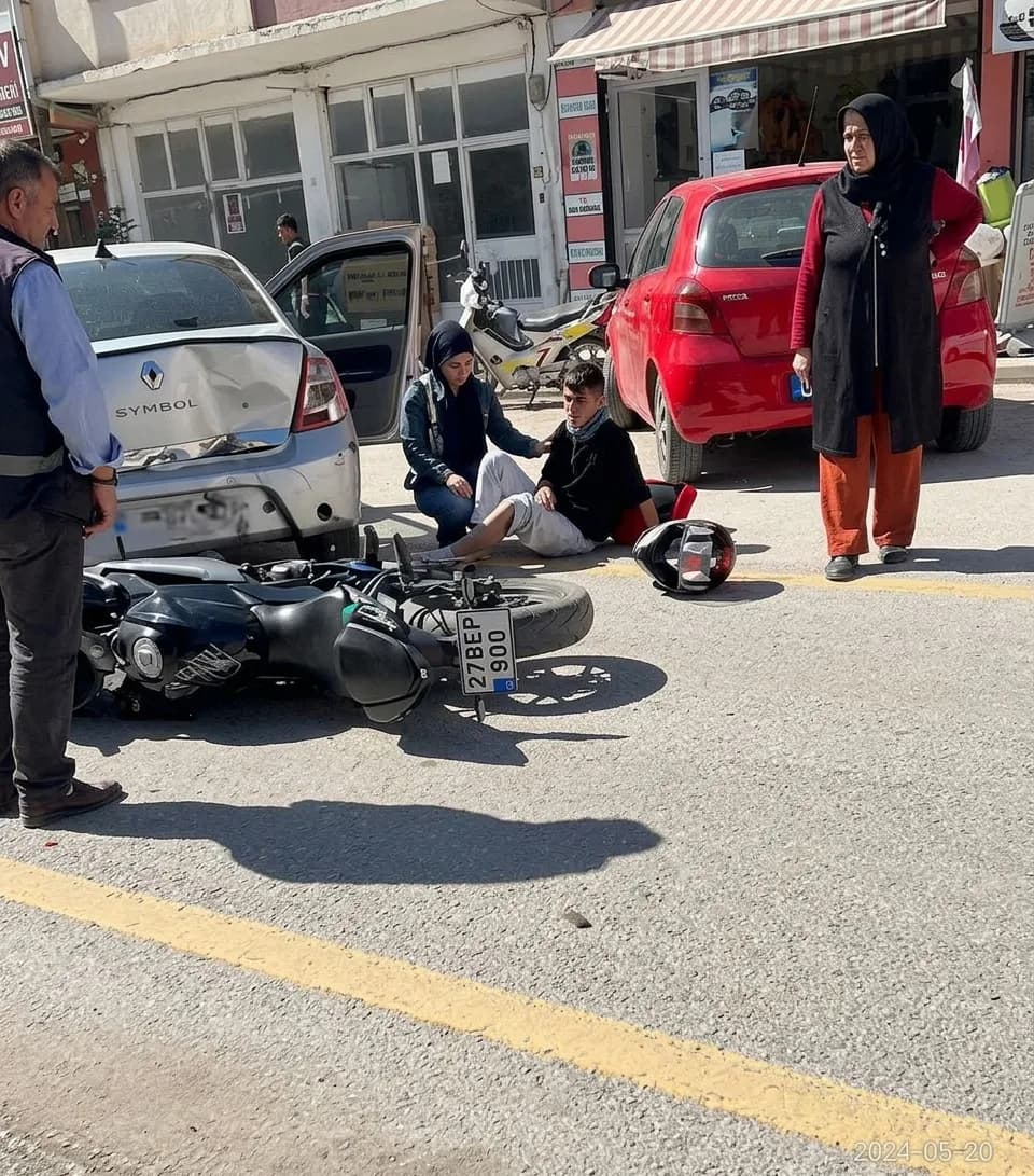 MOTOSİKLET İLE OTOMOBİL ÇARPIŞTI: 2 YARALI!