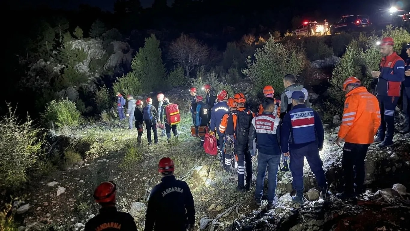 ISPARTA’DA KANYON FACİASI: 1 ÖLÜ, 13 KİŞİ MAHSUR! BURDUR’DAN KURTARMA EKİPLERİ SEVK EDİLDİ.