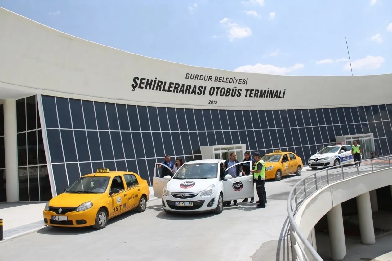 Burdur Otogarı’nda Korsan Taksi Şoku! Cezaevinden Aldığı 3 Kişiyle Yakalandı