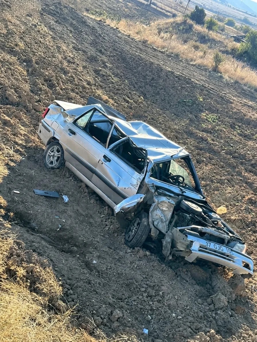 BURDUR-FETHİYE KARAYOLUNDA OTOMOBİL ŞARAMPOLE DEVRİLDİ: 2 YARALI.