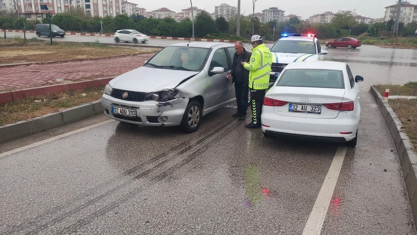 Burdur Sanayi Kavşağı’nda iki otomobil çarpıştı: 1 kişi hastaneye kaldırıldı.