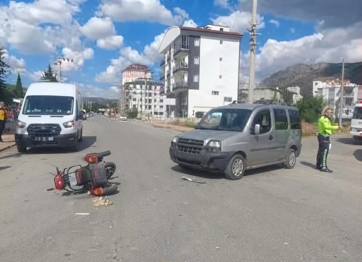 Kamyonet ile Elektrikli Bisiklet Çarpıştı: 3 Yaralı