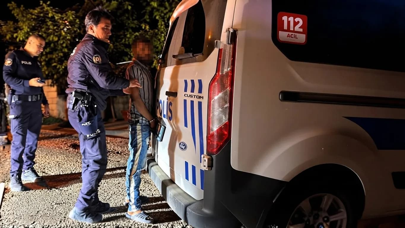 Burdur’da Alkollü Sürücü Dehşeti! 2 Araca Çarptı, Otomobili Bırakıp Kaçtı.