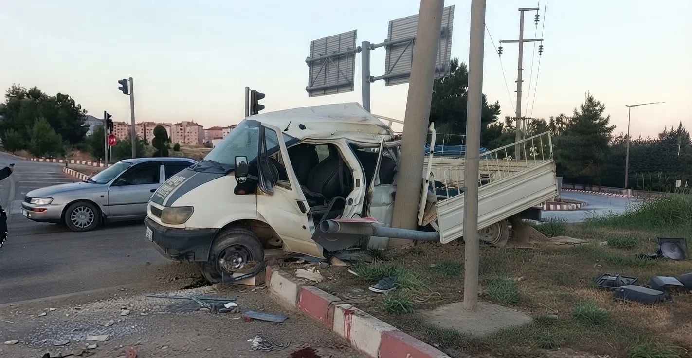 Burdur’da kamyonet elektrik direğine çarptı: 19 yaşındaki sürücü yaralandı.