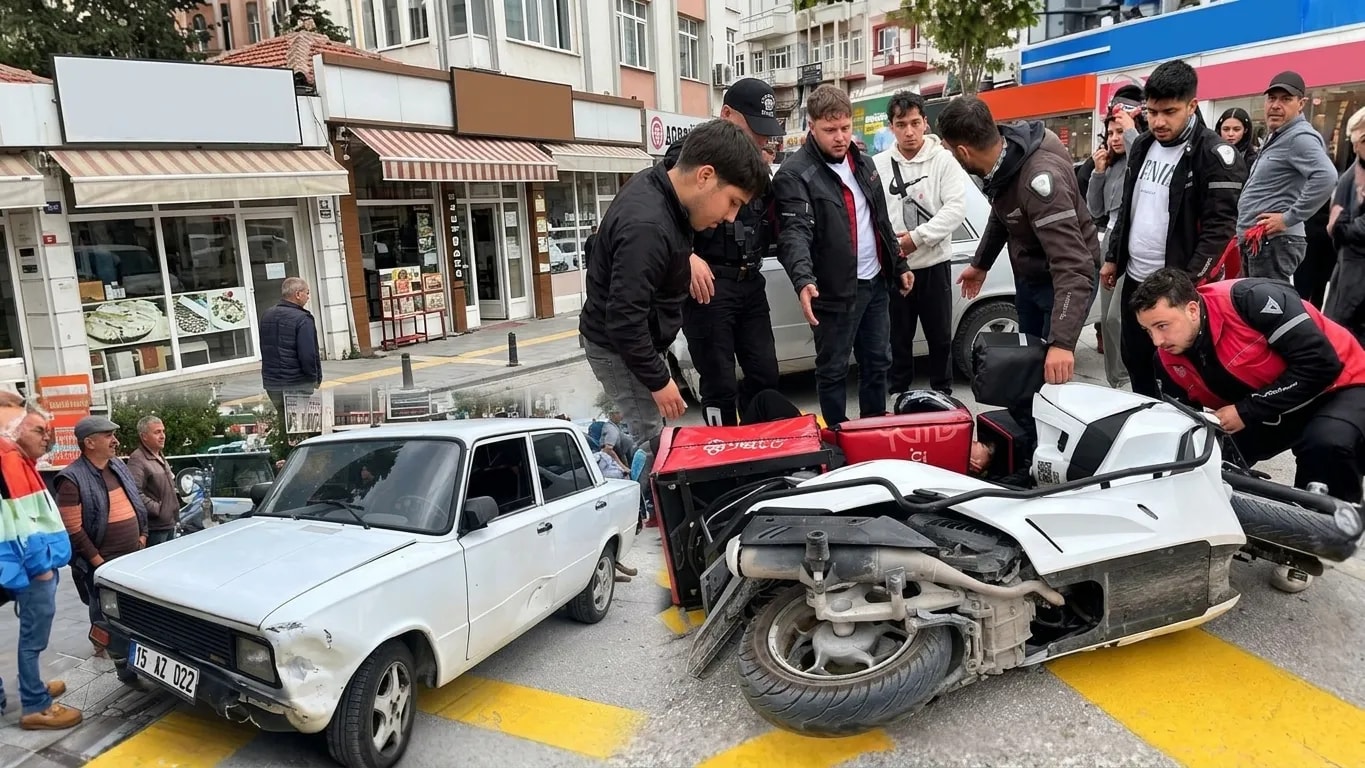 Burdur Cumhuriyet Meydanı’nda Motosiklet ile Otomobil Çarpıştı!