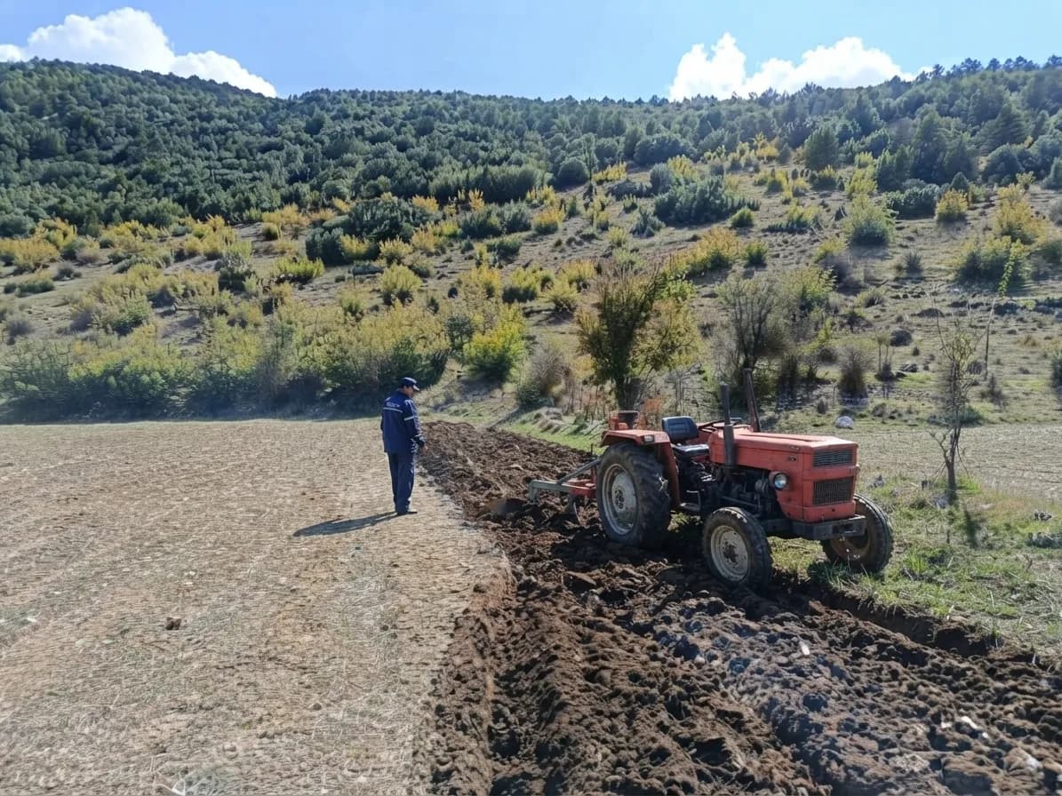 BURDUR’DA TARLA SÜRERKEN TRAKTÖRÜN ALTINDA KALDI.