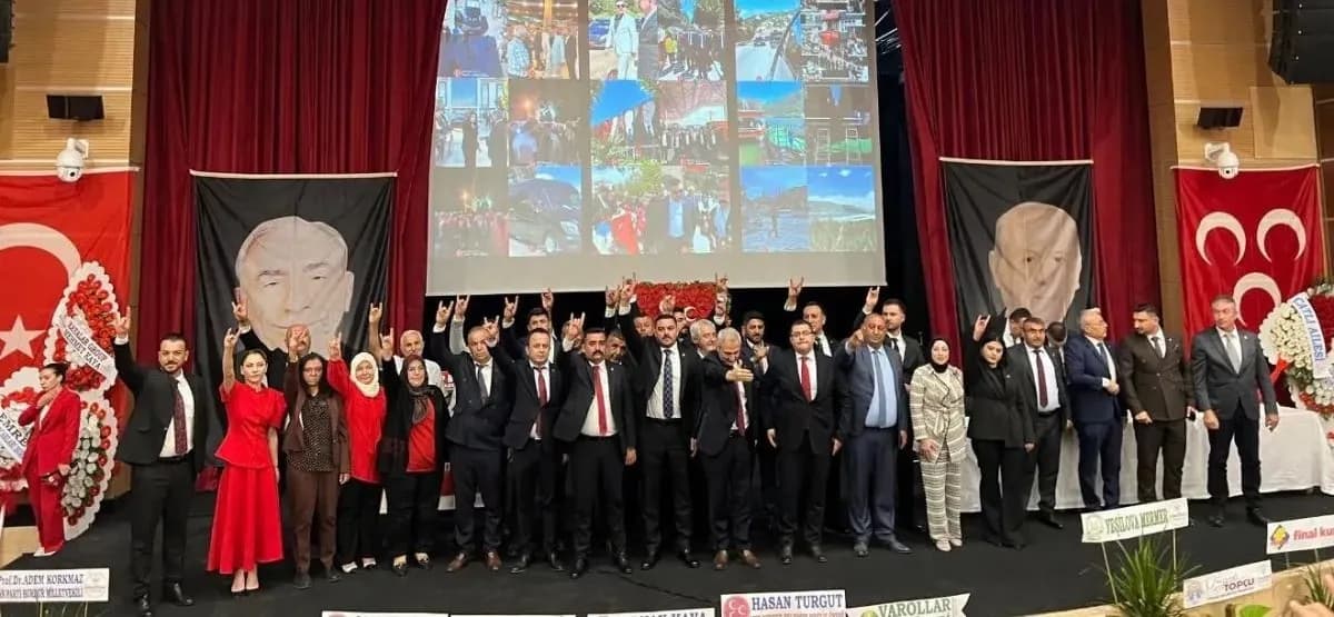 MHP Burdur’da Mustafa Gün güven tazeledi! Kongrede gövde gösterisi