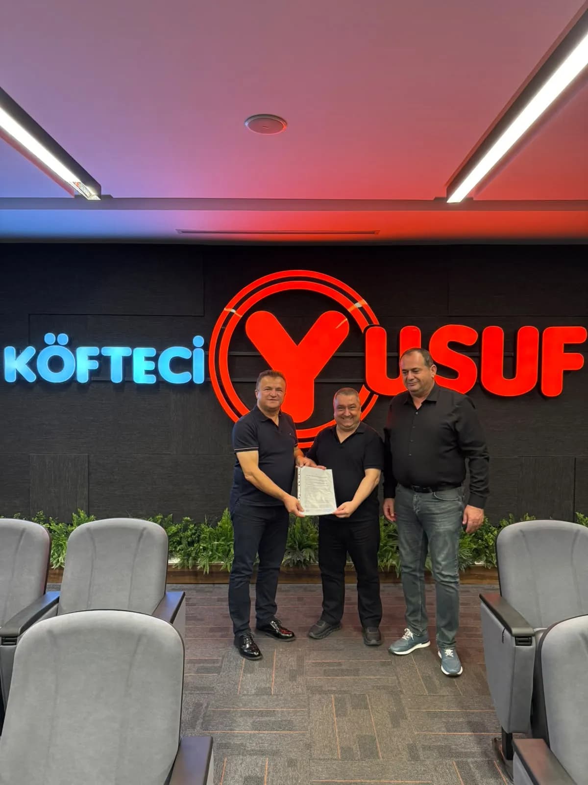 Köfteci Yusuf Burdur’da Ağını Genişletiyor! Karamanlı Şubesi İçin İmzalar Atıldı.
