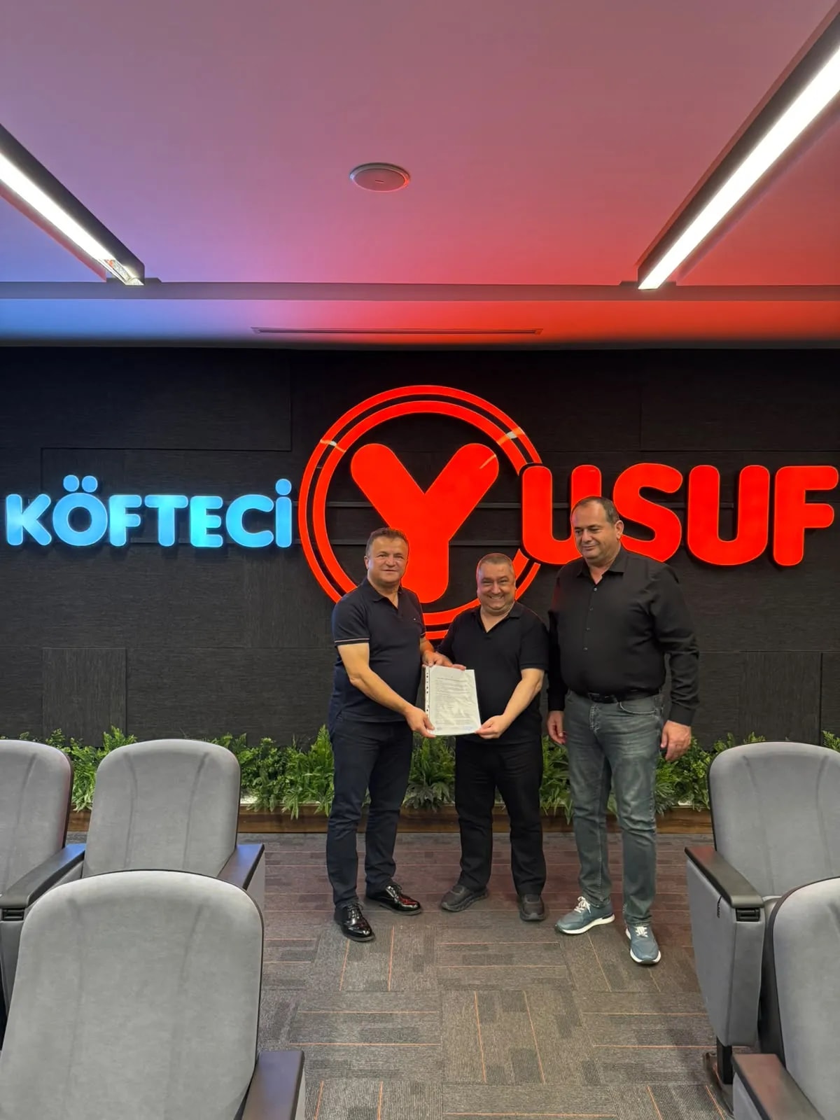 Köfteci Yusuf Burdur’da Ağını Genişletiyor! Karamanlı Şubesi İçin İmzalar Atıldı.