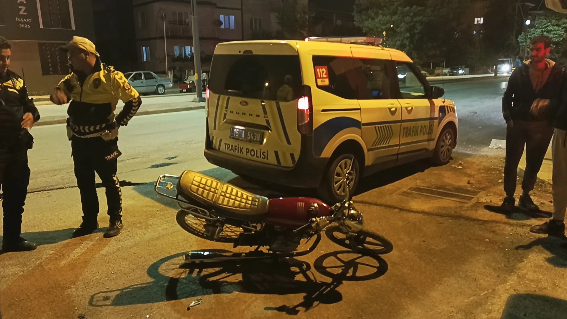 BURDUR’DA KAZA YAPAN ÇOCUKLAR MOTOSİKLETİ İNŞAAT BAHÇESİNE SAKLADI!