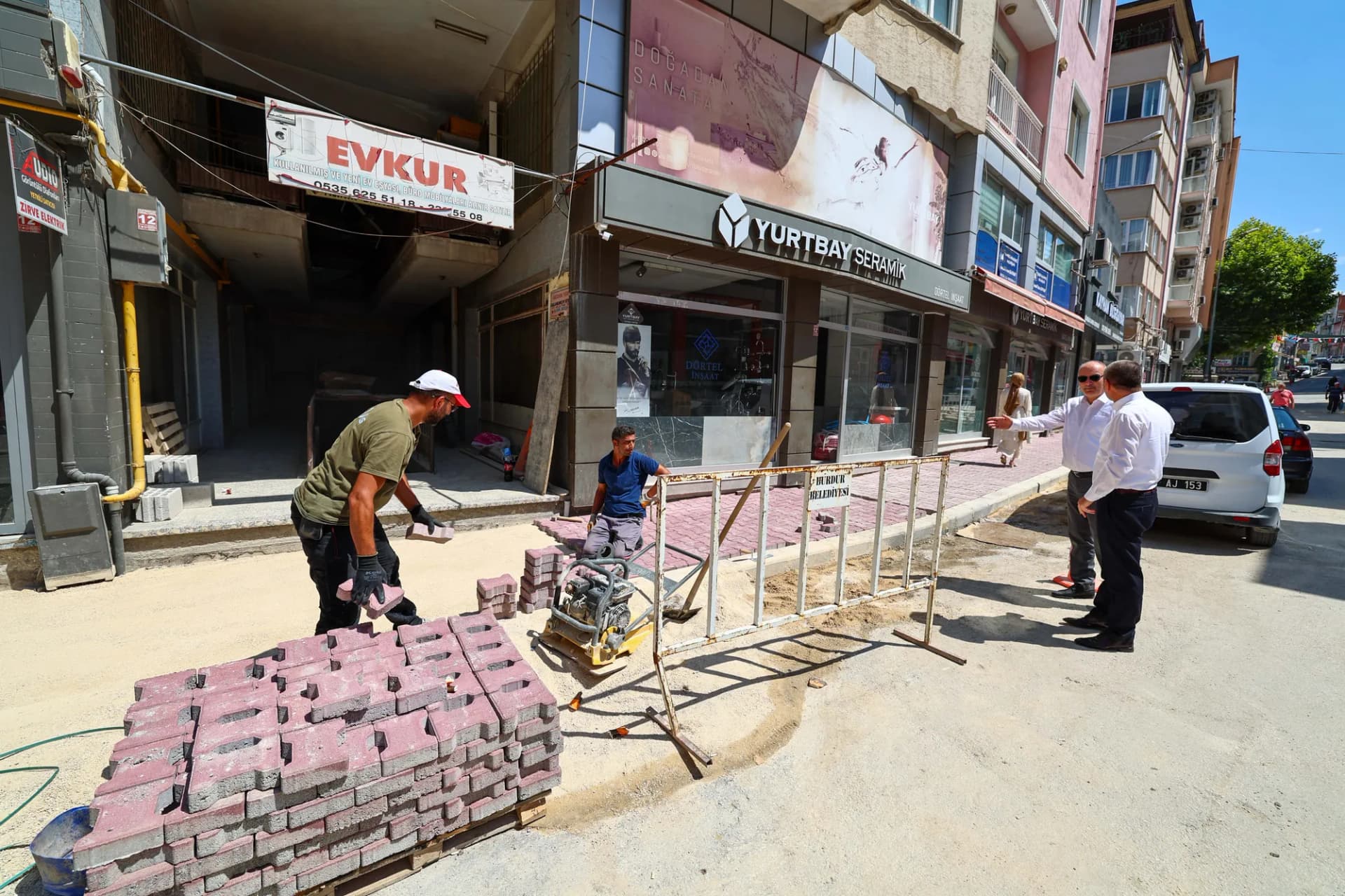 Burdur Belediyesi kaldırım çalışmalarına devam ediyor.