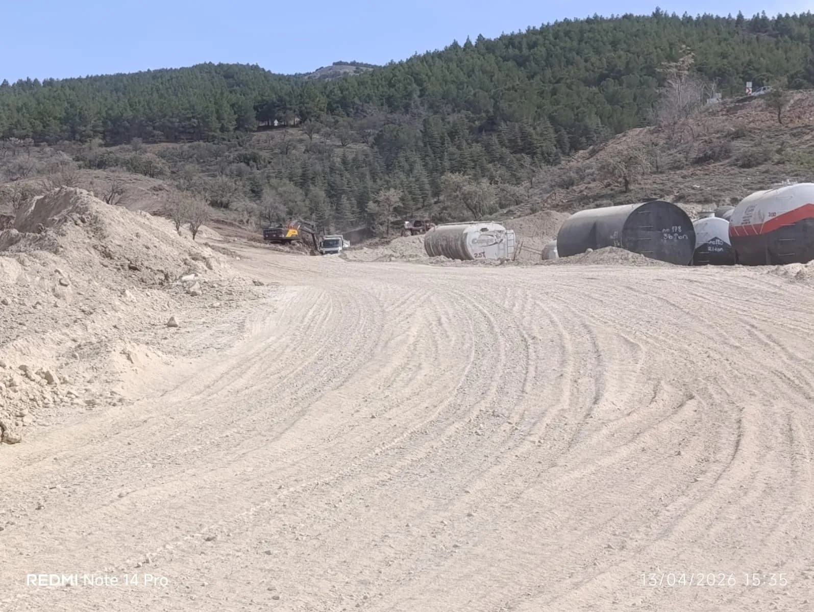 Burdur Isparta arasındaki dostluk yoluna deprem engeli.